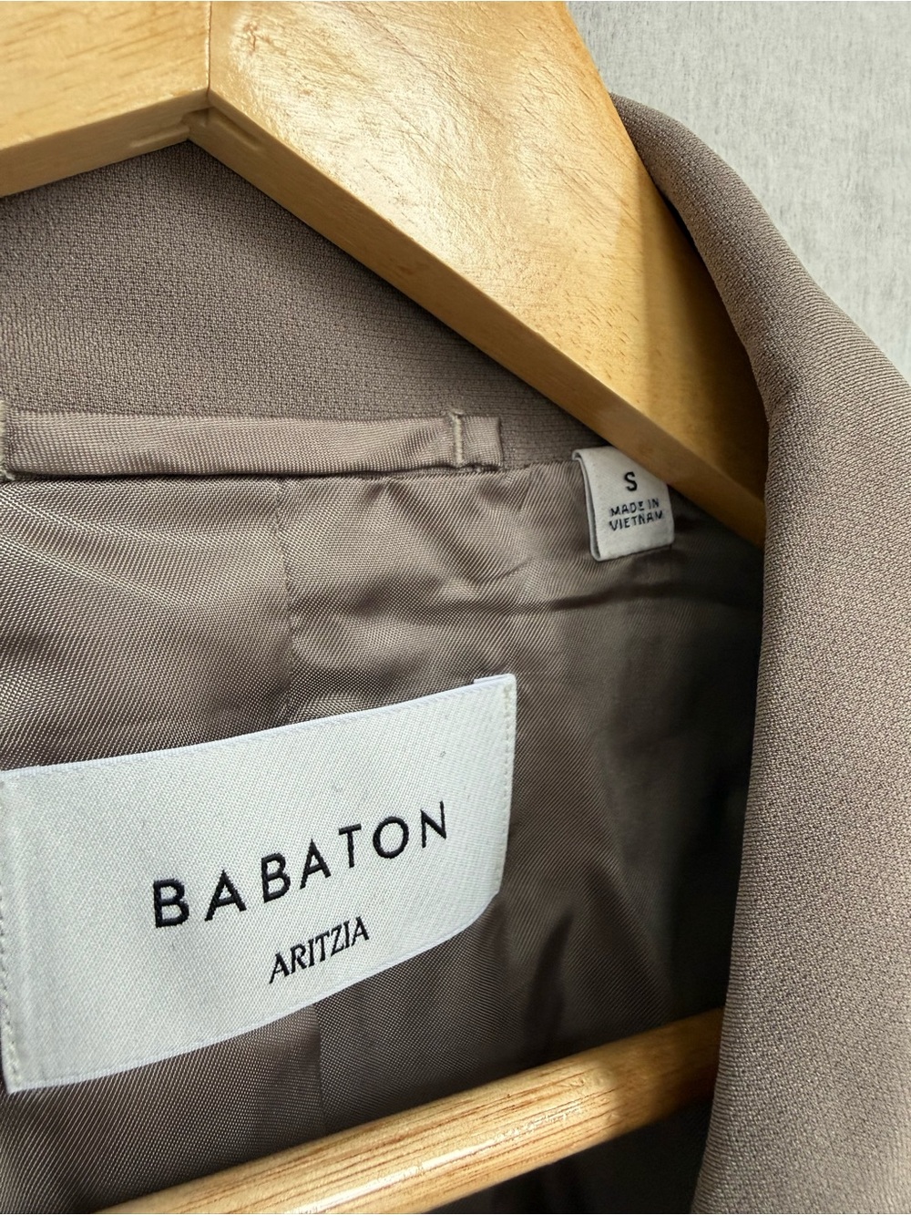 Aritzia cropped blazer in taupe - Picture 2 of 2